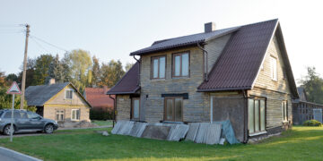 Padegta remontuojamo namo siena