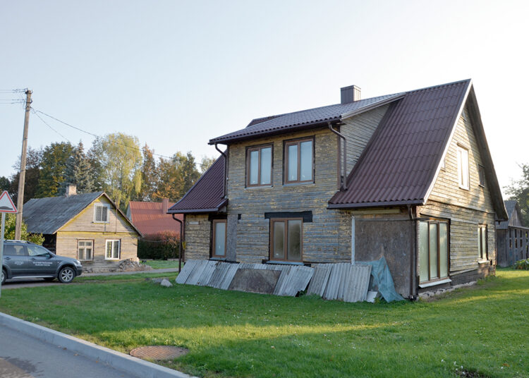 Padegta remontuojamo namo siena