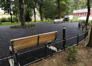 Sugrąžins vaikų aikštelę ir nuo bažnyčios tvoros patrauks konteinerius