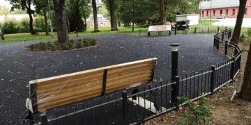 Sugrąžins vaikų aikštelę ir nuo bažnyčios tvoros patrauks konteinerius