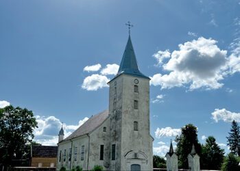 Prašo aukoti bažnyčios stogui