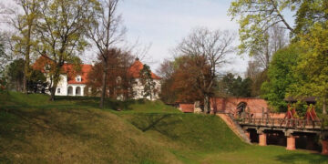 Biržiečius gąsdina iškrypėlis: piliakalnyje demonstruoja savo „grožybes“