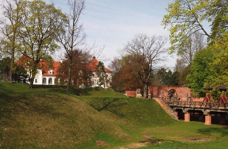 Biržiečius gąsdina iškrypėlis: piliakalnyje demonstruoja savo „grožybes“