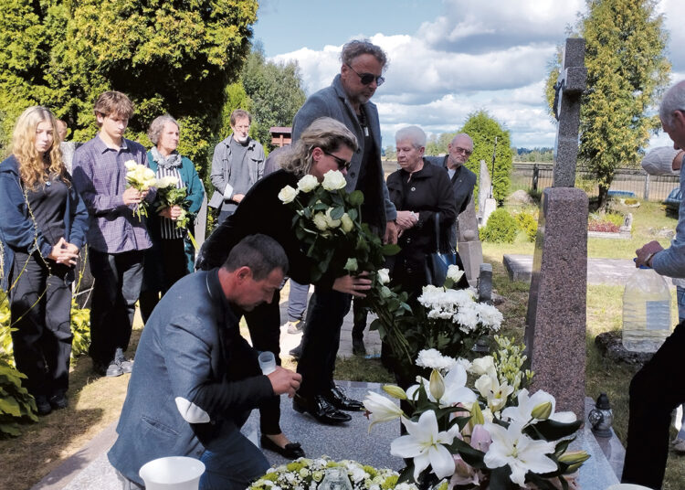 Menininkės urna atlydėta į gimtinę