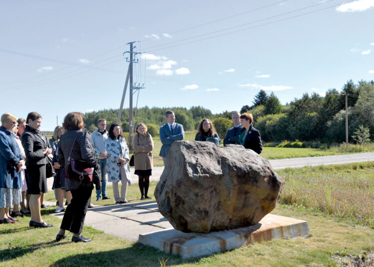 Kam užkliuvo Jono Meko kapo priežiūra?