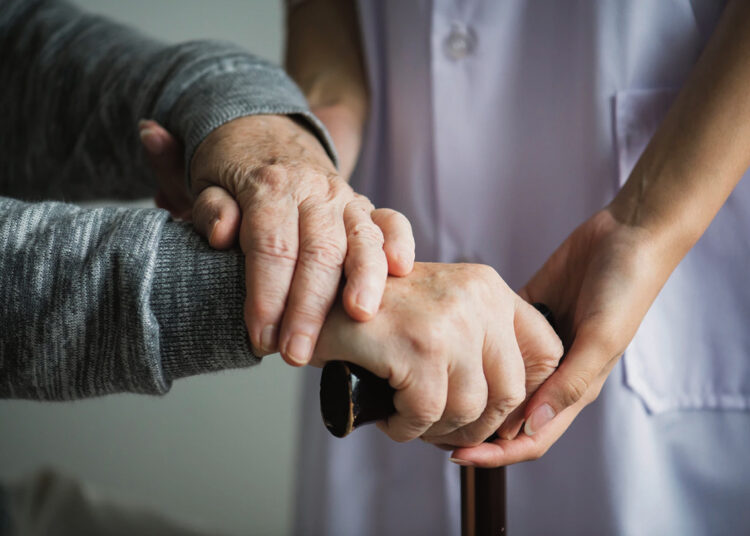 Socialines paslaugas teikusi darbuotoja paveldės lankytos moters butą?