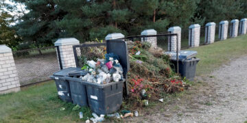 Siūlo patraukti šiukšlyną nuo kapinių tvoros