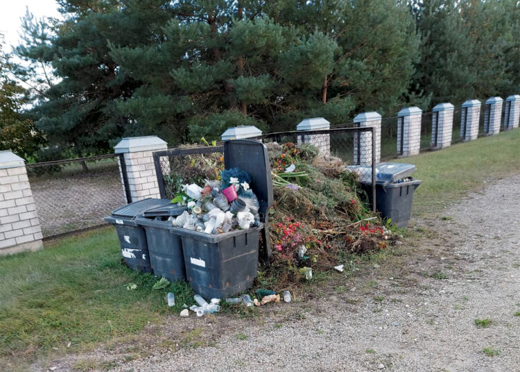 Siūlo patraukti šiukšlyną nuo kapinių tvoros