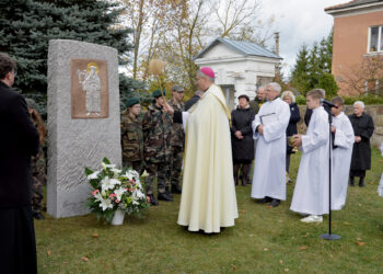 „Uždek bent vieną žvakę ir nekaltink tamsos“