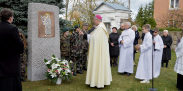 „Uždek bent vieną žvakę ir nekaltink tamsos“