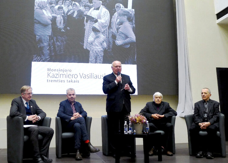 Vilniuje vyko fotoalbumo „Monsinjoro Kazimiero Vasiliausko tremties takais“ sutiktuvės