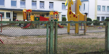 Rakinami vaikų darželių vartai ir statomos vaizdo stebėjimo kameros
