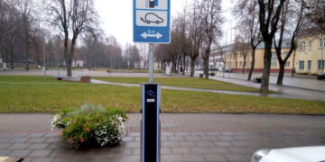 Elektromobilių savininkams už elektrą teks mokėti