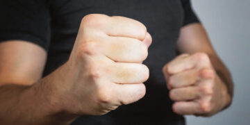 Mušė brolį ir policijos pareigūną