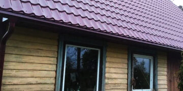 Uždengė daugiavaikės šeimos namo stogą