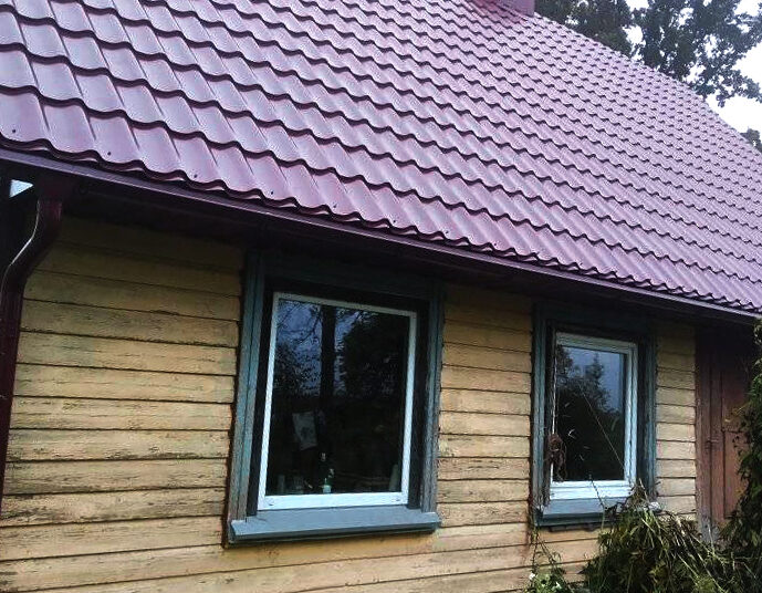 Uždengė daugiavaikės šeimos namo stogą