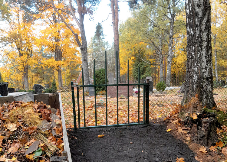 Suvirino ir pastatė vartelius kapinėms