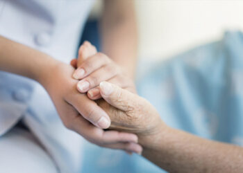 Socialiniai darbuotojai renkasi ne administracinį darbą