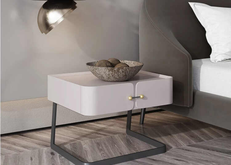 Naktinio staliuko paieškos: 6 dalykai, į kuriuos naudinga atsižvelgti renkantis šį svarbų miegamojo baldą