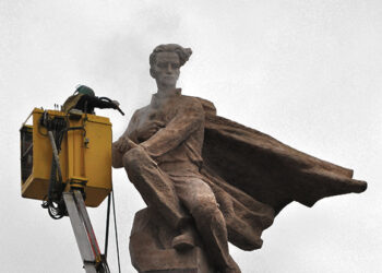 Jaudina paminklo blizgesys