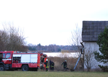 Laužas įsižiebė tuščiame paežerės pastate