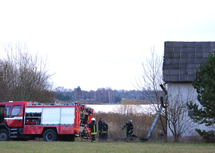 Laužas įsižiebė tuščiame paežerės pastate