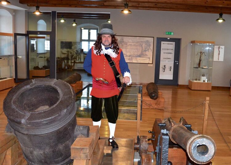 Sugrįžtuvės: pristatyta Radvilų arsenalo patranka