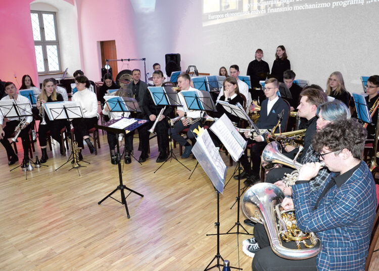 Kai dūdos skamba, patrankos tyli