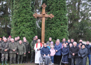 Bendruomenė ir medžiotojai atstatė kaimo kryžių