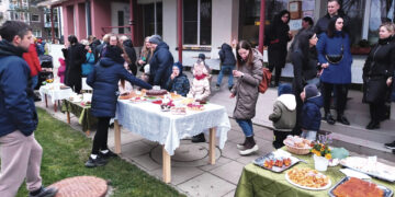 Pyragų dieną rinko pinigus aikštelės dangai