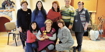 Rankdarbius kūrė prie arbatos