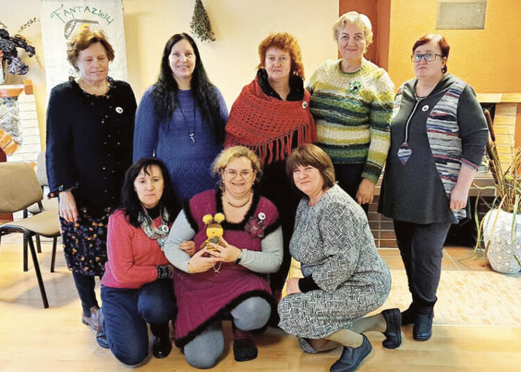 Rankdarbius kūrė prie arbatos