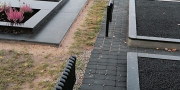 Ant praėjimo tarp kapaviečių pastatė suoliukus