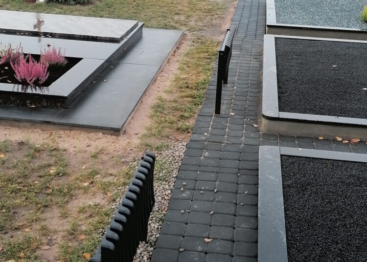 Ant praėjimo tarp kapaviečių pastatė suoliukus