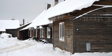Dūmai į gatvę išvijo „barako“ gyventojus
