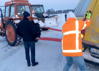 Mokyklinis autobusiukas nuvažiavo nuo kelio