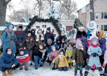 Kalėdų eglutę Papilyje padėjo įžiebti Olafas