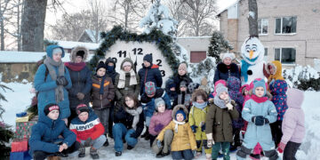Kalėdų eglutę Papilyje padėjo įžiebti Olafas