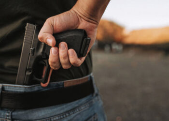 Į barą atėjo su nelegaliu koviniu ginklu?