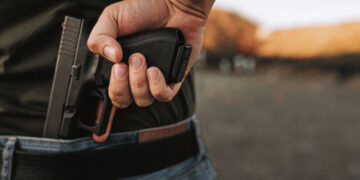 Į barą atėjo su nelegaliu koviniu ginklu?