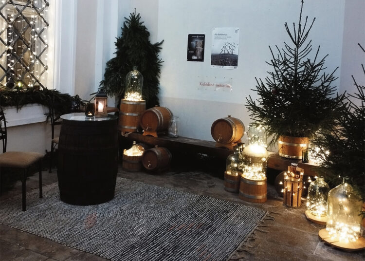 Kalėdinė „Imbierinė“ jau žaižaruoja, šviečia ir kviečia į Biržų pilies rūmų arkadą!