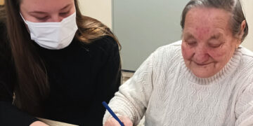 Senoliai su gimnazistais karpė angelus