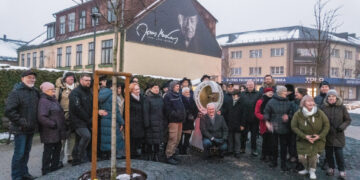 Jono Meko skvere atidengtas jam skirtas atminimo ženklas