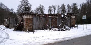 Papilio dvaro statinys neatlaikė sniego naštos