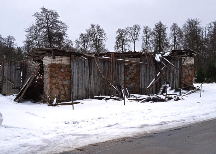 Papilio dvaro statinys neatlaikė sniego naštos