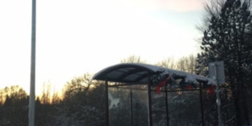 Parovėjos autobusų stotelėje jau šviesu