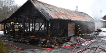 Gaisras Obelaukiuose suniokojo namus