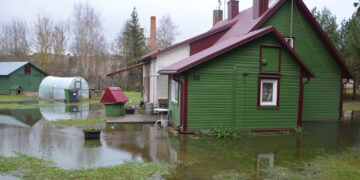 Žiemos polaidis skandina gyventojų kiemus, pastatus, kapines