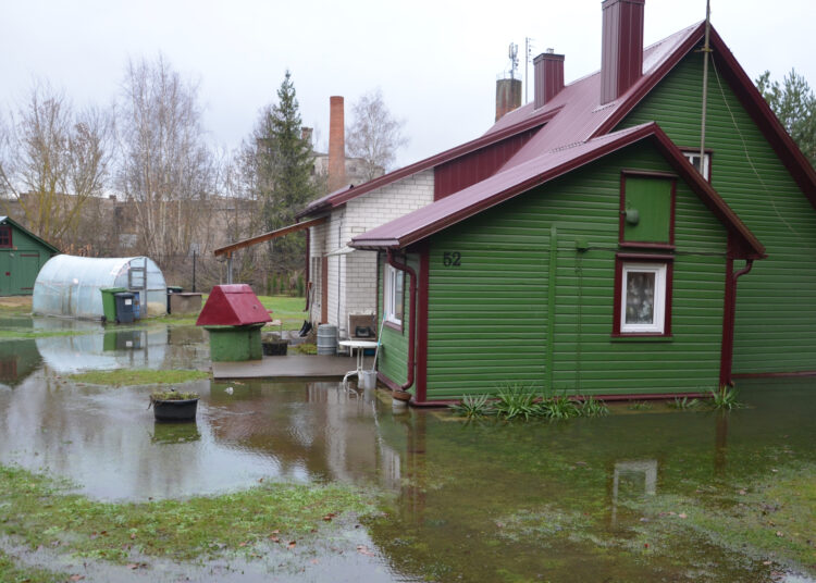 Žiemos polaidis skandina gyventojų kiemus, pastatus, kapines