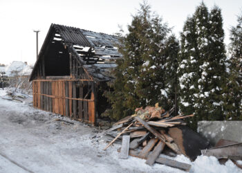 Ūkinis pastatas užsidegė nuo besikūrenančios krosnies